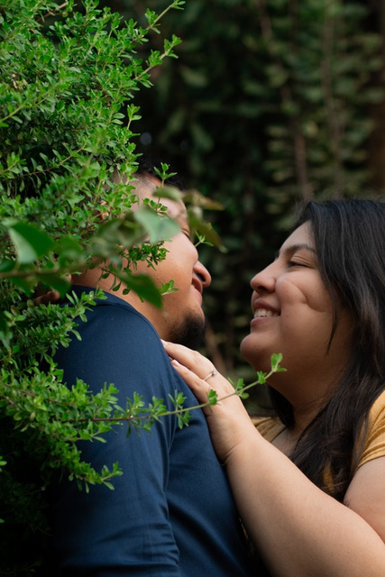 Marco y Sarid cerca de un jardin